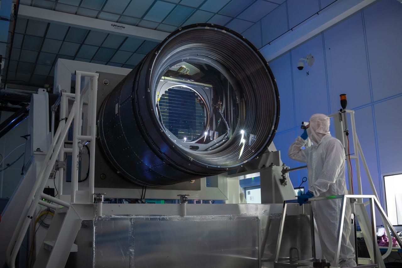 Le télescope comprend trois miroirs dont un primaire d’un diamètre de 8,4 mètres, d’une conception unique au monde qui lui confère un champ de vision exceptionnellement large, tout en conservant une forme compacte qui lui permet de se déplacer sur la surface du ciel rapidement.