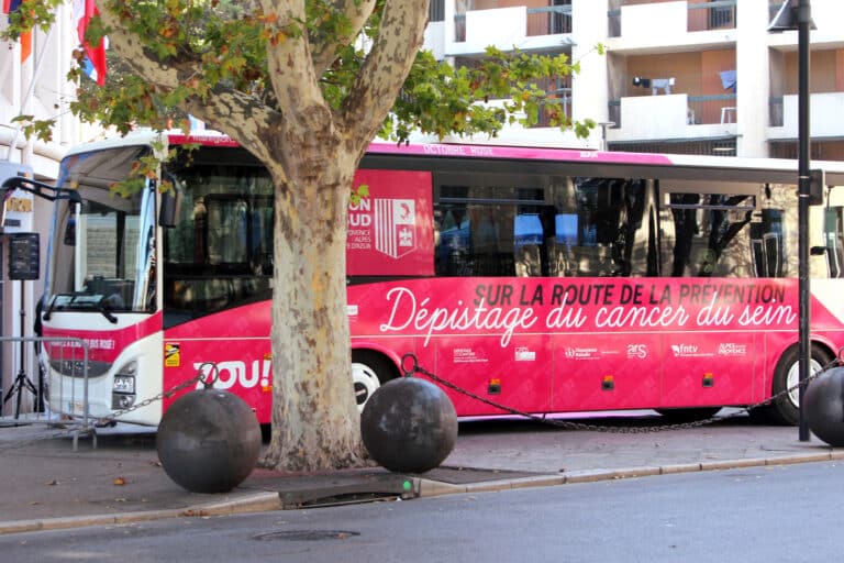 Un Bus Rose sillonne la région pour sensibiliser les femmes au dépistage du cancer du sein