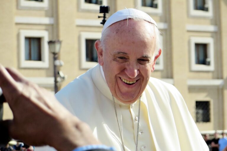 Le pape à la rencontre des Marseillais à bord de sa « papamobile »