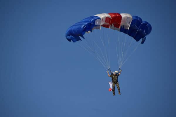 parachutistes-14-juillet-defile