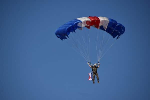 parachutistes-defile-militaire