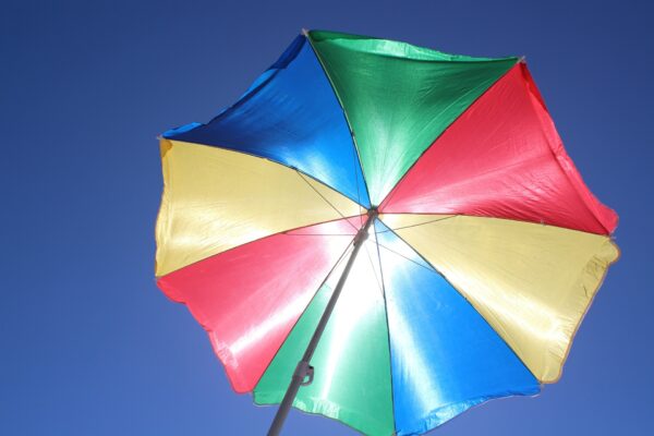 parasol-ciel-bleu-chaleur-canicule.pplage-beau-temps