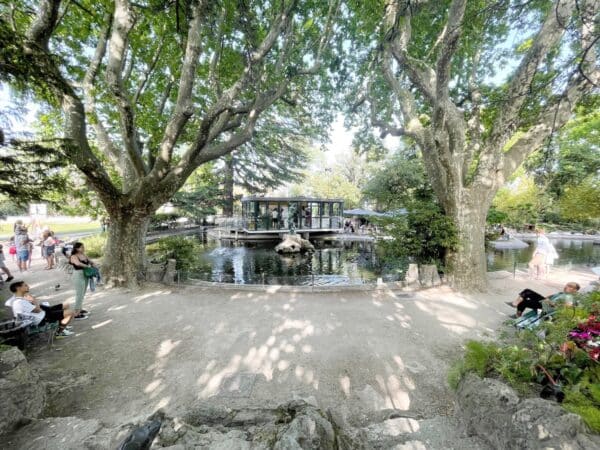 parc-jardin-cafe-bassin-fontaine-palais-pape-avignon