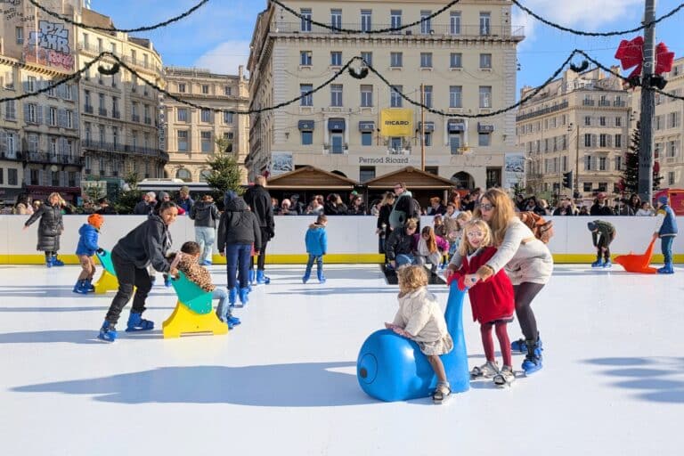 Une piste de luge et une patinoire installées sur le Vieux-Port en décembre