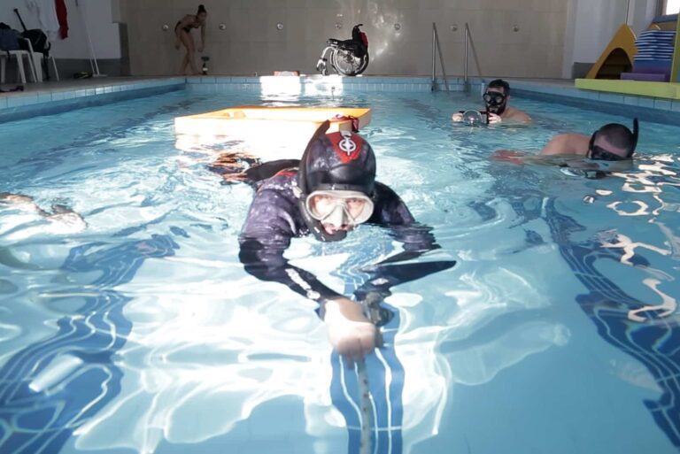 Vidéo | Des Marseillais inventent une combinaison de plongée adaptée aux personnes paraplégiques