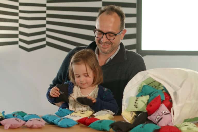 Des peluches marseillaises pour apprendre aux enfants à parler de leurs émotions
