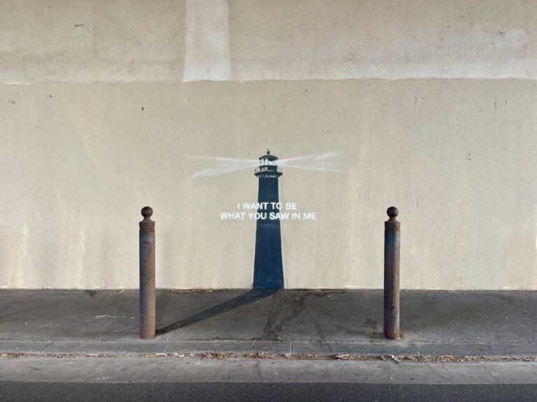 Street-art : une oeuvre de Banksy fait fureur dans le quartier des Catalans