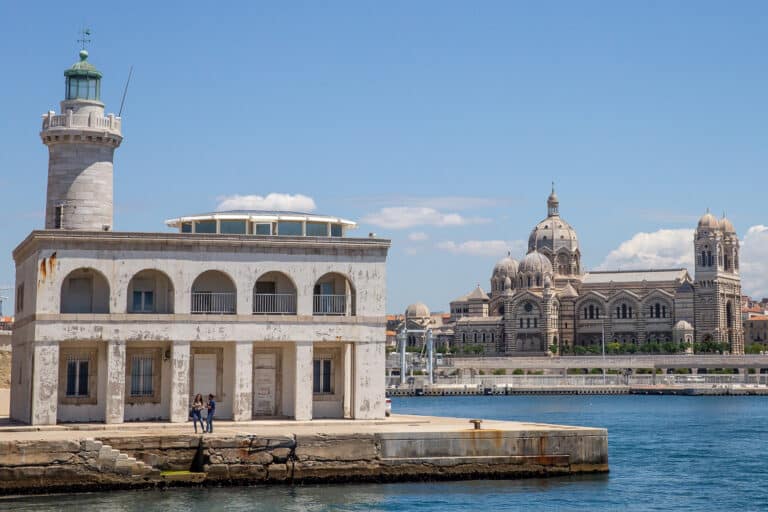 Des balades en bateau commentées pour redécouvrir le port de Marseille Fos