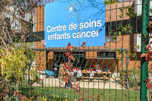 phare-sourire-a-la-vie-enfant-cancer-1