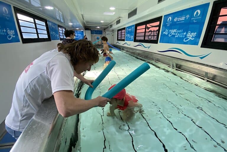 Un camion piscine pour apprendre à nager dans les villages des Bouches-du-Rhône