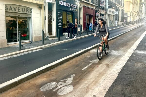 piste-cyclable-cycliste-rue-grande-armee