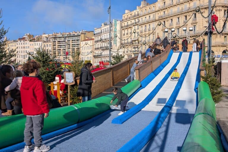 Une piste de luge et une patinoire installées sur le Vieux-Port pour les fêtes