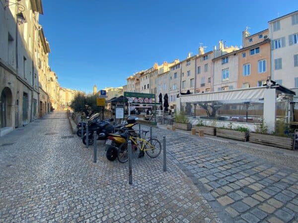 place-cardeurs-aix-maroine-jit