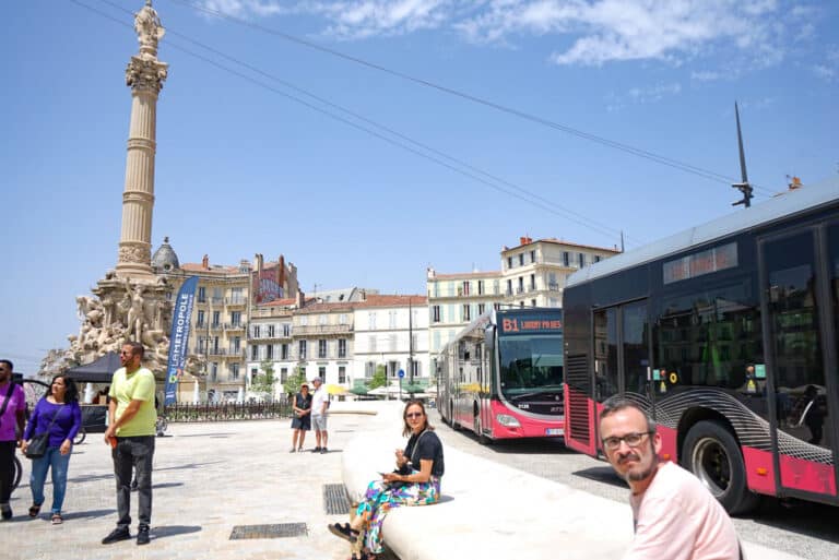En images | La place Castellane inaugurée dévoile son nouveau banc design