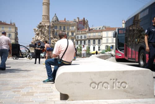 la place, En images | La place Castellane inaugur&eacute;e d&eacute;voile son nouveau banc design, Made in Marseille