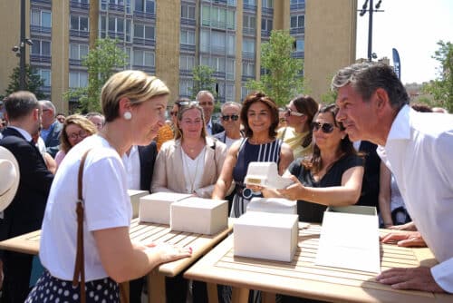 la place, En images | La place Castellane inaugur&eacute;e d&eacute;voile son nouveau banc design, Made in Marseille