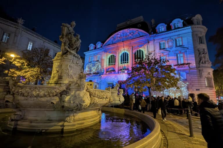 Vidéo | La place Estrangin-Pastré s&rsquo;illumine pour les fêtes avec la Caisse d&rsquo;Épargne CEPAC