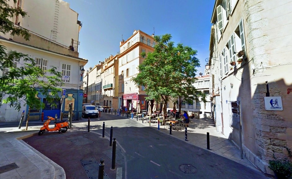 Découvrez la place des Treize-Cantons