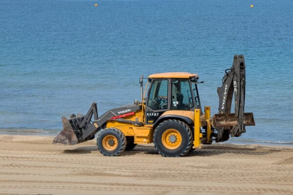 plage-des-catalans-tractopelle-lazaret-dechet-01