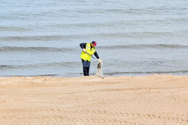 plage-des-catalans-tractopelle-lazaret-dechet-09