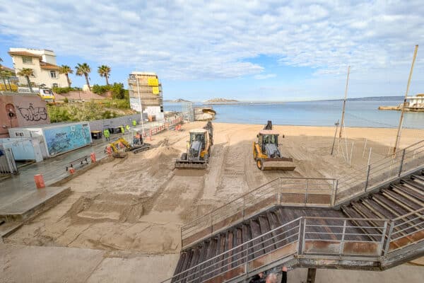 plage-des-catalans-tractopelle-lazaret-dechet-10