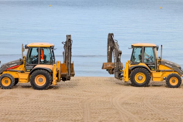 plage-des-catalans-tractopelle-lazaret-dechet-11