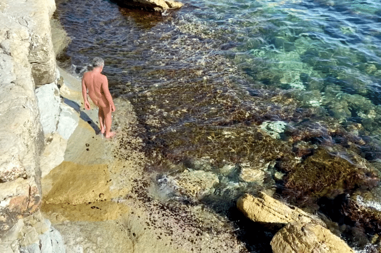 Vidéo | La calanque des Pierres Tombées bientôt réservée aux naturistes