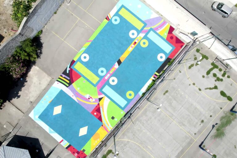 Vidéo | Un terrain de sport haut en couleurs inauguré dans les quartiers Nord