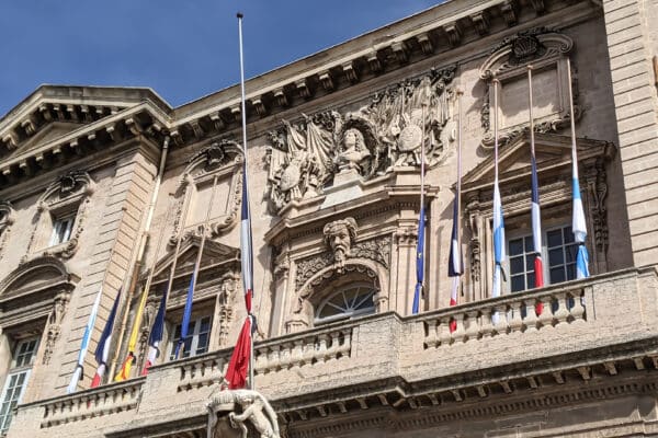 pompier-recherche-tivoli-condoleances-drapeau-mairie