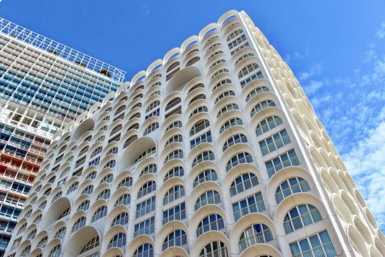 Sous ses voûtes blanches, la Porte Bleue dévoile un hôtel haut en couleur