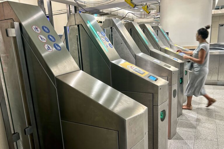 Des portillons anti-fraude installés dans les stations de métro à Marseille