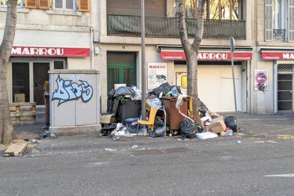 poubelles-eboueur-marrou-greve