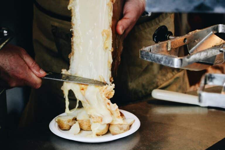 Raclette, fanfare, simulateur de ski… le marché des producteurs en fête à Saint-Just