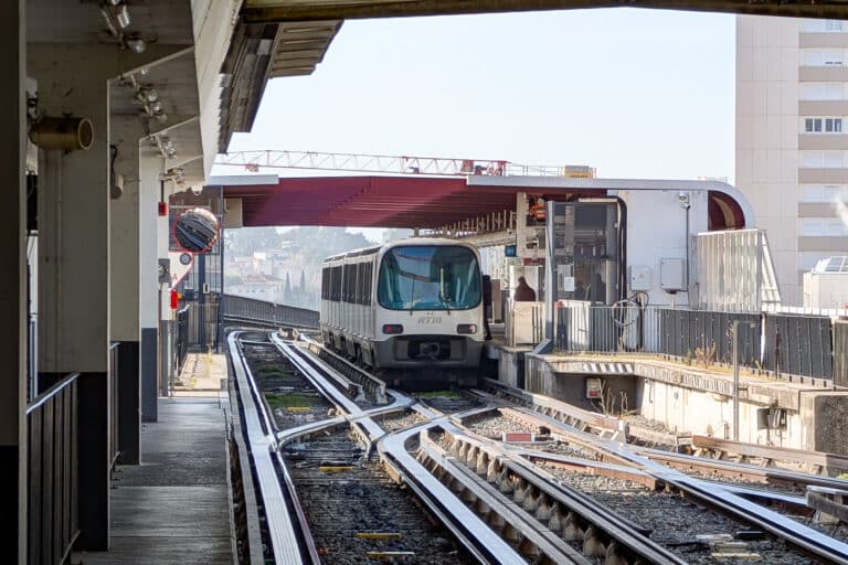 La RTM teste l’installation de panneaux solaires sur les rails du métro