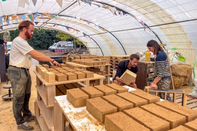 À Marseille, des artisans transforment la terre crue en briques écologiques