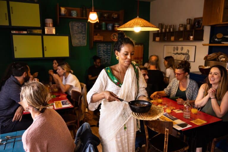 Chefs réfugiés aux fourneaux, dîner-guinguette : Marseille fête les 10 ans du Refugee Food Festival