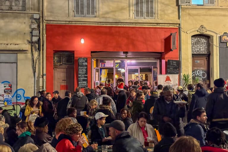 entourage réveillon solidaire