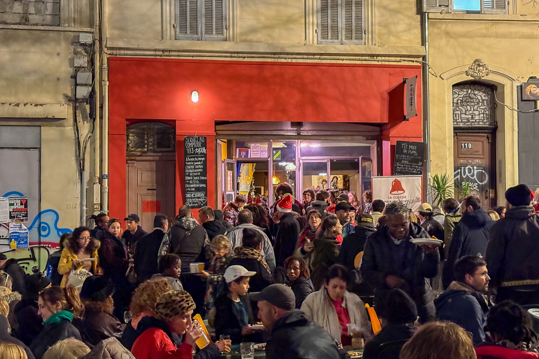 entourage réveillon solidaire