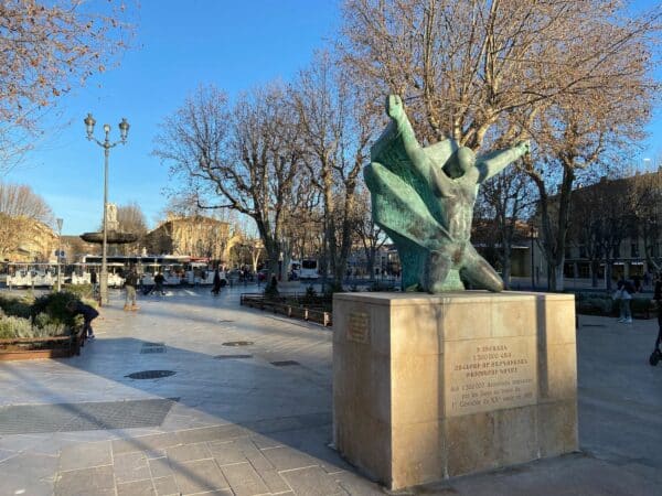 rotonde-aix-statue-armeniens-toursime-office-aix-maroine-jit