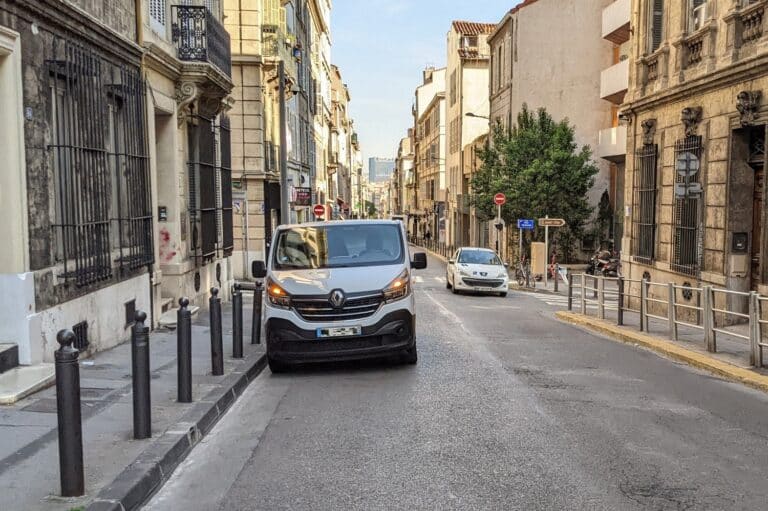 Piste cyclable et parvis de l&rsquo;école : les travaux sont lancés rue Breteuil