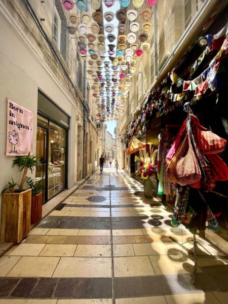 rue-commerce-avignon-centre-chapeau