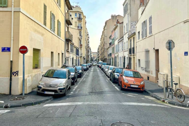 Fin progressive du stationnement sur trottoir au Camas et aux Cinq-Avenues