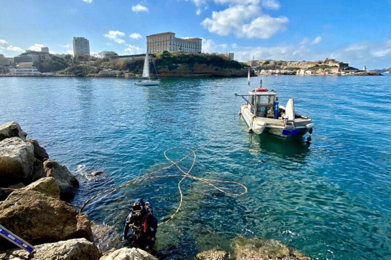 Vidéo | Des scaphandriers nettoient les canalisations sous-marines du Mucem