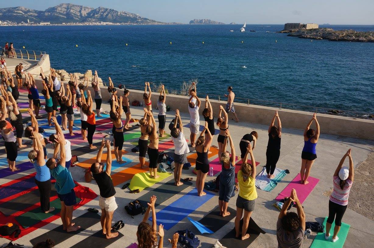 [Bon plan] Venez tester le yoga au coucher de soleil face à la mer