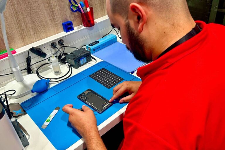 Un atelier pour réparer les smartphones « en moins d’une heure » en test sur la Canebière
