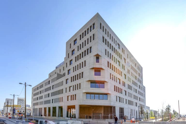 En images | Dans les quartiers Nord, l&rsquo;immeuble flambant neuf de RTE est terminé