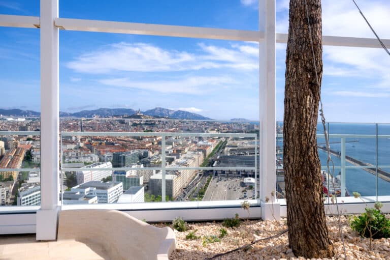 Perché à 135 mètres, le Sky Center veut devenir un rooftop incontournable à Marseille