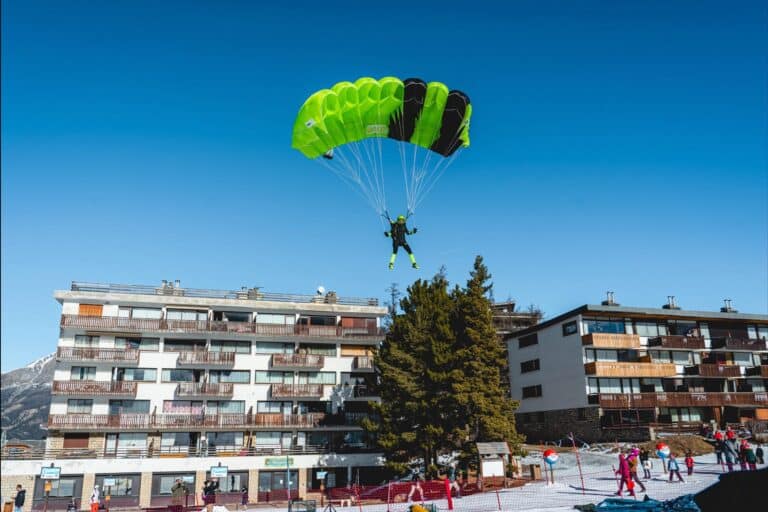 Une grande compétition mêlant parachute et ski à Pra Loup ce week-end