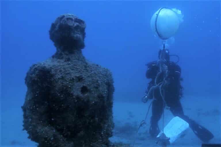 Vidéo | Des sphères bioluminescentes éclairent le Musée subaquatique de Marseille