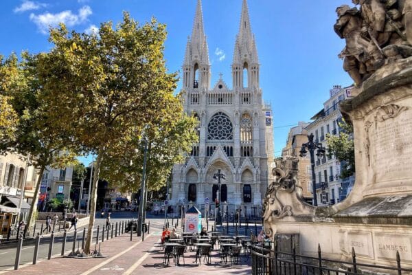 square-leon-blum-terrasse-eglise-reformes